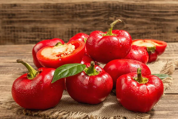 Pimientos Redondos Rojos Maduros Una Servilleta Tela Saco Vintage Verduras — Foto de Stock