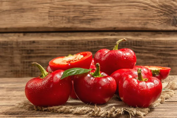 Dojrzała Czerwona Okrągła Papryka Serwetce Świeże Warzywa Składnik Gotowania Zdrowej — Zdjęcie stockowe