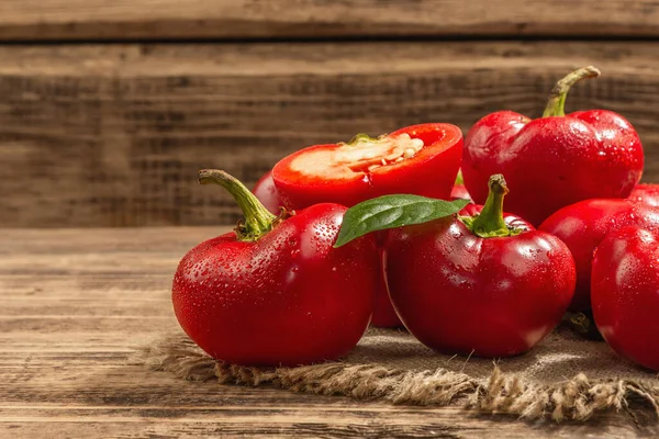 Pimentos Redondos Vermelhos Maduros Guardanapo Pano Saco Vintage Legumes Frescos — Fotografia de Stock