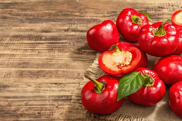 Pimientos Redondos Rojos Maduros Una Servilleta Tela Saco Vintage Verduras — Foto de Stock