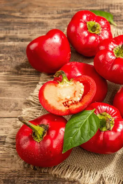 Pimientos Redondos Rojos Maduros Una Servilleta Tela Saco Vintage Verduras — Foto de Stock