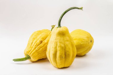 Olgun turuncu balkabakları beyaz arka planda izole edilmiş. Cadılar Bayramı ya da Şükran Günü için geleneksel dekoratif öğe.