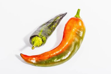 Beyaz arka planda izole edilmiş çok renkli biberler. Taze sebzeler, sağlıklı yemek pişirmek için gerekli malzemeler.