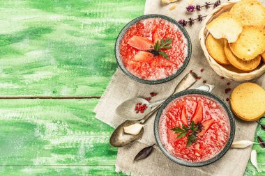 Karpuzlu gazpacho, geleneksel İspanyol soğuk yaz çorbası. Taze sebzeler ve sebzeler. Yeşil ahşap arkaplan, üst manzara