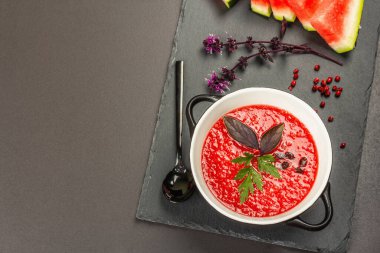 Karpuzlu gazpacho, geleneksel İspanyol soğuk yaz çorbası. Taze sebzeler ve sebzeler. Siyah taş beton arka plan