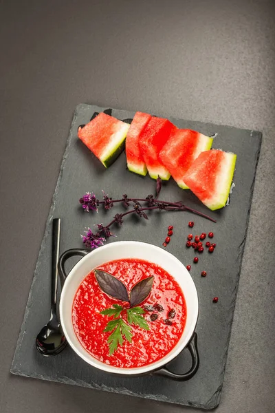 가스파초 Watermelon Gazpacho 스페인의 여름찬 수프이다 야채와 콘크리트의 — 스톡 사진