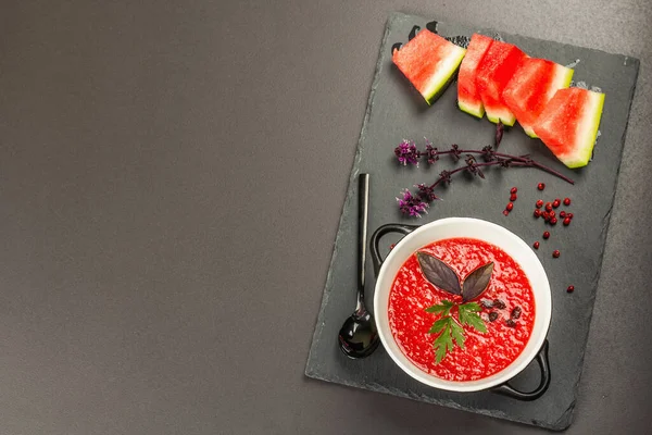 가스파초 Watermelon Gazpacho 스페인의 여름찬 수프이다 야채와 콘크리트의 — 스톡 사진