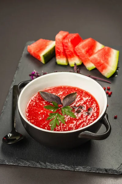 가스파초 Watermelon Gazpacho 스페인의 여름찬 수프이다 야채와 콘크리트의 — 스톡 사진