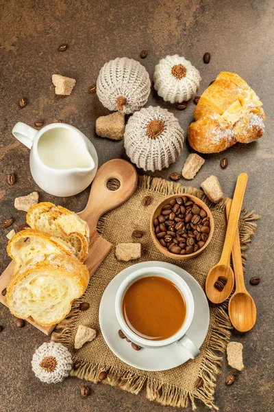 Concept Petit Déjeuner Avec Une Tasse Café Croissants Cruche Lait — Photo