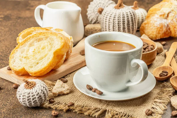 Concept Petit Déjeuner Avec Une Tasse Café Croissants Cruche Lait — Photo