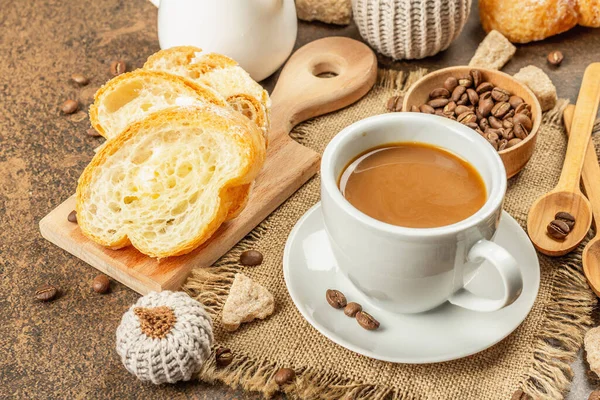 Concept Petit Déjeuner Avec Une Tasse Café Croissants Cruche Lait — Photo