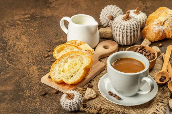 Concept Petit Déjeuner Avec Une Tasse Café Croissants Cruche Lait — Photo