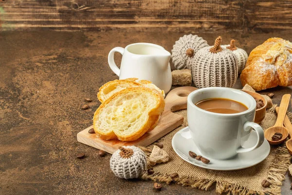 Concept Petit Déjeuner Avec Une Tasse Café Croissants Cruche Lait — Photo