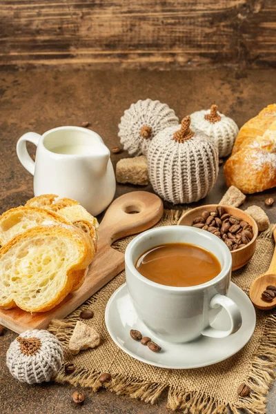 Concept Petit Déjeuner Avec Une Tasse Café Croissants Cruche Lait — Photo