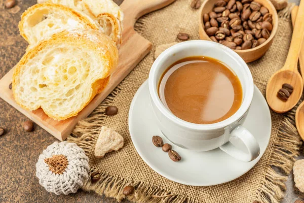 コーヒー クロワッサン ミルクジュグ 装飾的なかぎ針編みのカボチャのカップで朝食のコンセプト 暖かい茶色の石のコンクリートの背景を閉じる — ストック写真