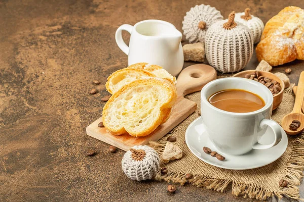 Concept Petit Déjeuner Avec Une Tasse Café Croissants Cruche Lait — Photo