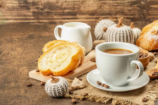 Concept Petit Déjeuner Avec Une Tasse Café Croissants Cruche Lait — Photo