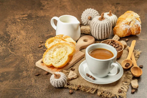 Concept Petit Déjeuner Avec Une Tasse Café Croissants Cruche Lait — Photo