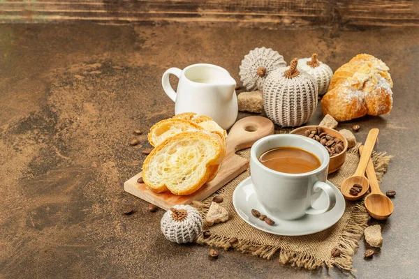 Concept Petit Déjeuner Avec Une Tasse Café Croissants Cruche Lait — Photo