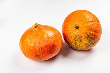 Beyaz arka planda izole edilmiş Hokkaido balkabakları. Sonbahar yemekleri için kullanışlı malzemeler. Cadılar Bayramı ya da Şükran Günü için geleneksel dekoratif öğe