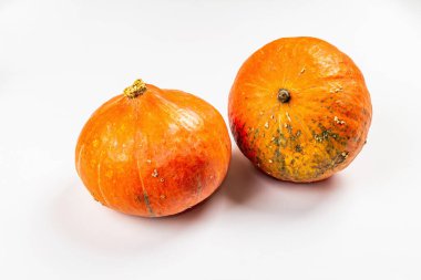 Beyaz arka planda izole edilmiş Hokkaido balkabakları. Sonbahar yemekleri için kullanışlı malzemeler. Cadılar Bayramı ya da Şükran Günü için geleneksel dekoratif öğe