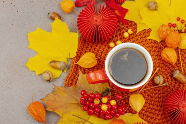 Sonbahar, bir fincan kırmızı çay, viburum üzümleri, meşe palamudu, sarı akçaağaç yaprakları ve sıcacık tonlarda el yapımı dekorlarla yavaş yaşam ve el yapımı rahatlığı sembolize eder.