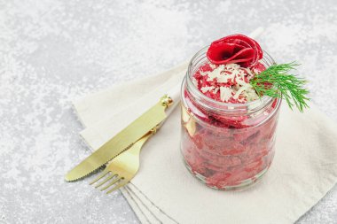 Dereotu ve kırmızı dolma biberle süslenmiş cam kavanozda vejetaryen pancar makarna salatası. Sağlıklı, enerjik ve bitkisel yemek hazırlama fikri hafif bir arkaplanda, boşluğu kopyala