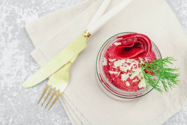 Dereotu ve kırmızı dolma biberle süslenmiş cam kavanozda vejetaryen pancar makarna salatası. Sağlıklı, enerjik ve bitkisel yemek hazırlama fikri.