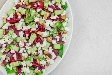 Fermente pancar salatası, salatalık, dereotu, kabak tohumu ve peynir. Sağlıklı bir kış yemeği, probiyotik yemek, temiz yemek ve dengeli bir diyet. Açık doğal arkaplan, üst görünüm