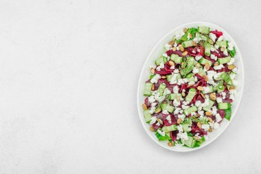 Fermente pancar salatası, salatalık, dereotu, kabak tohumu ve peynir. Sağlıklı bir kış yemeği, probiyotik yemek, temiz yemek ve dengeli bir diyet. Açık doğal arkaplan, üst görünüm