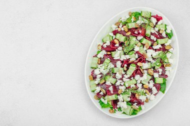 Fermente pancar salatası, salatalık, dereotu, kabak tohumu ve peynir. Sağlıklı bir kış yemeği, probiyotik yemek, temiz yemek ve dengeli bir diyet. Açık doğal arkaplan, üst görünüm