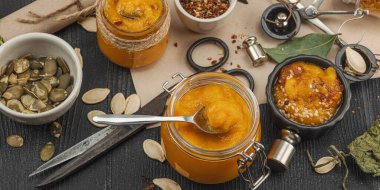 Kabak püresi, humus, bitkiler, kurutulmuş baharatlar, antika makas ve koyu ahşap arka planda antika nesnelerin yer aldığı taşralı natürmort hayat. Eczacı konsepti veya cadı ruhu, afiş biçimi