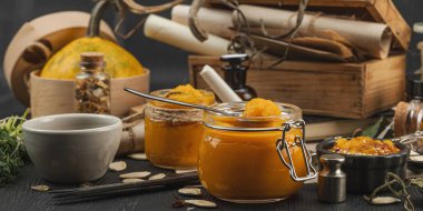 Kabak püresi, humus, bitkiler, kurutulmuş baharatlar, antika makas ve koyu ahşap arka planda antika nesnelerin yer aldığı taşralı natürmort hayat. Eczacı konsepti veya cadı ruhu, afiş biçimi