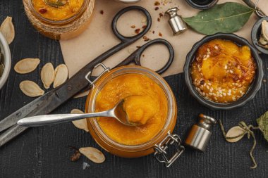 Kabak püresi, humus, bitkiler, kurutulmuş baharatlar, antika makas ve koyu ahşap arka planda antika nesnelerin yer aldığı taşralı natürmort hayat. Eczacı konsepti veya cadı ruhu, üst görünüm