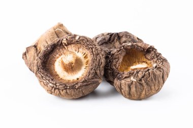 Beyaz arka planda izole edilmiş kurutulmuş shiitake mantarları..