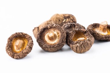 Beyaz arka planda izole edilmiş kurutulmuş shiitake mantarları..