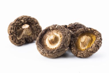 beyaz arkaplanda kuru shiitake mantarları.
