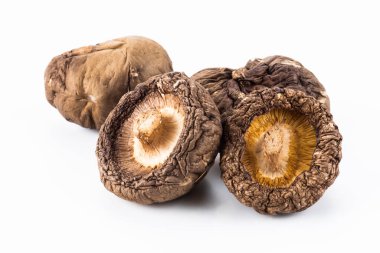 beyaz arkaplanda kuru shiitake mantarları.