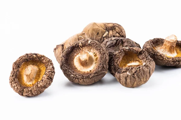 Beyaz arka planda izole edilmiş kurutulmuş shiitake mantarları..
