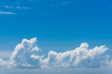 Mavi arkaplanı olan güzel bulutlar