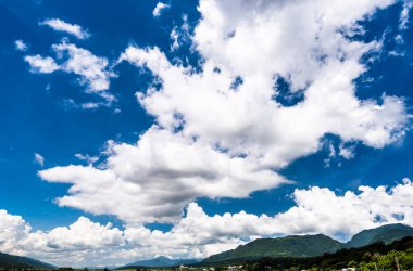 Mavi gökyüzü ve bulutlu dağ