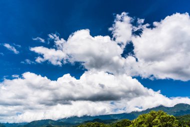 Mavi gökyüzü ve bulutlu dağ