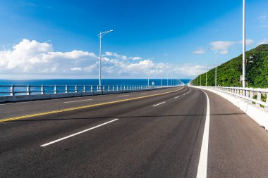 Tayvan 'ın doğusunda, Taitung' da asfalt yol.