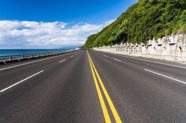 Tayvan 'ın doğusunda, Taitung' da asfalt yol.