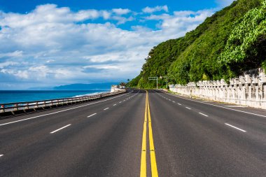 Taitung, Tayvan kırsalında mavi gökyüzü olan yol manzarası.