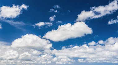 Mavi gökyüzü ve beyaz bulutların güzel doğa manzarası.