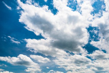 Mavi arkaplanı olan güzel bulutlar