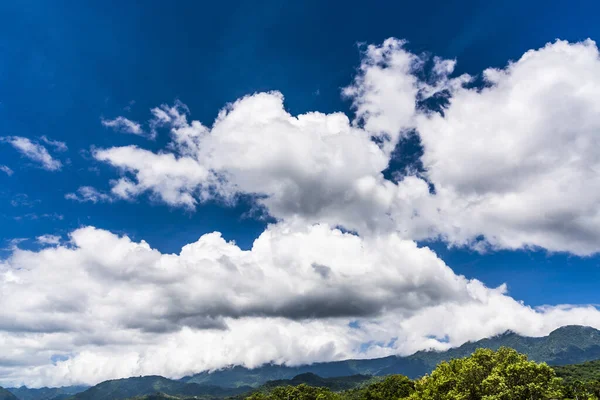 Montanha Com Céu Azul Nuvens — Fotografia de Stock