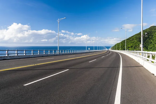 Tayvan 'ın doğusunda, Taitung' da asfalt yol.