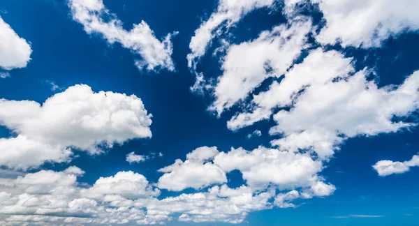 Hermosas Nubes Con Fondo Azul Del Cielo — Foto de Stock